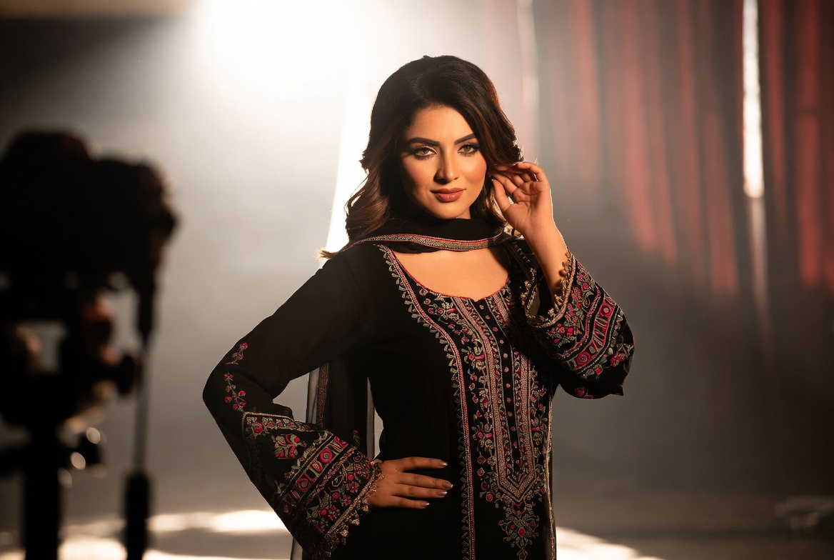 Velvet Modeling gallery photograph 76